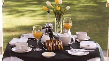 Daily cooked-to-order breakfast (GBP 18.95 per person)