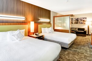 Escritorio, espacio para trabajar con laptop y cortinas blackout 