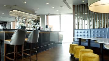 2 bars/lounges