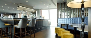 2 bares/lounges