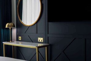 Suite, 1 King Bed, City View | 이집트산 면 시트, 고급 침구, 객실 내 금고, 책상