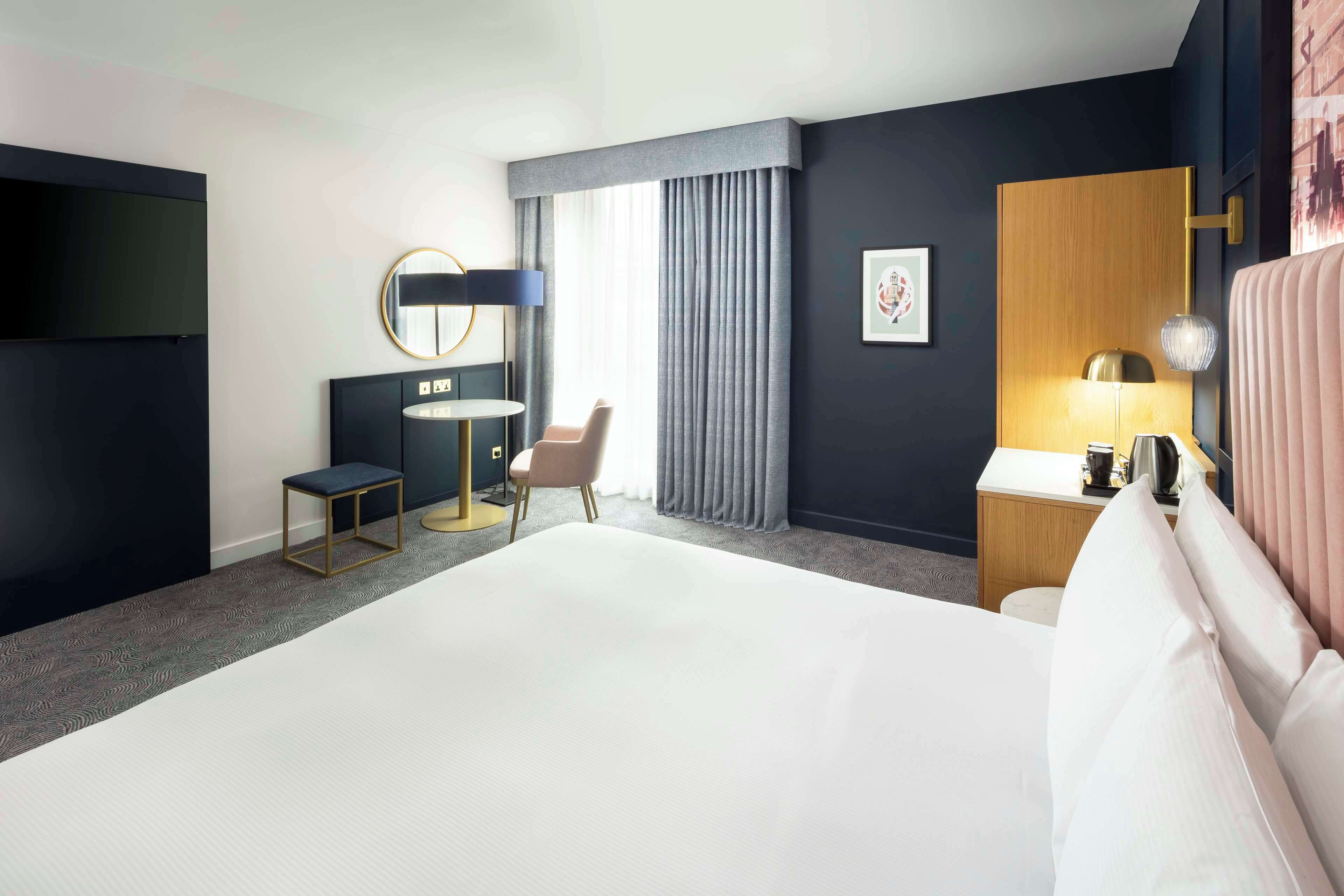 room, 1 king bed | 1 bedroom, egyptian cotton sheets, premium bedding, in-room safe