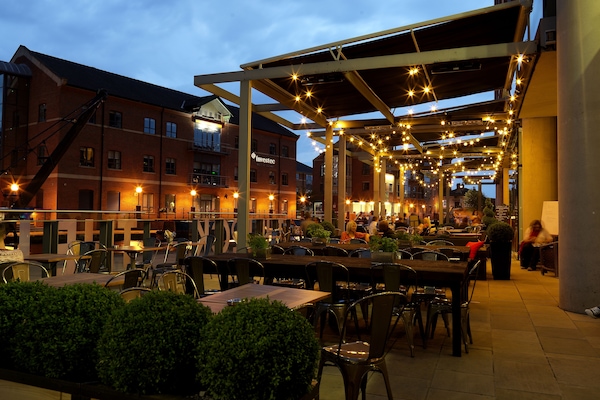 Melayani sarapan, makan siang, makan malam; sajian masakan Inggris