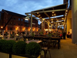 Σερβίρεται πρωινό, μεσημεριανό και βραδινό, με βρετανική κουζίνα 