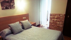 Double Room | Desk, iron/ironing board (on request), WiFi (free), bed sheets - Hostal Avenida (Madrid)