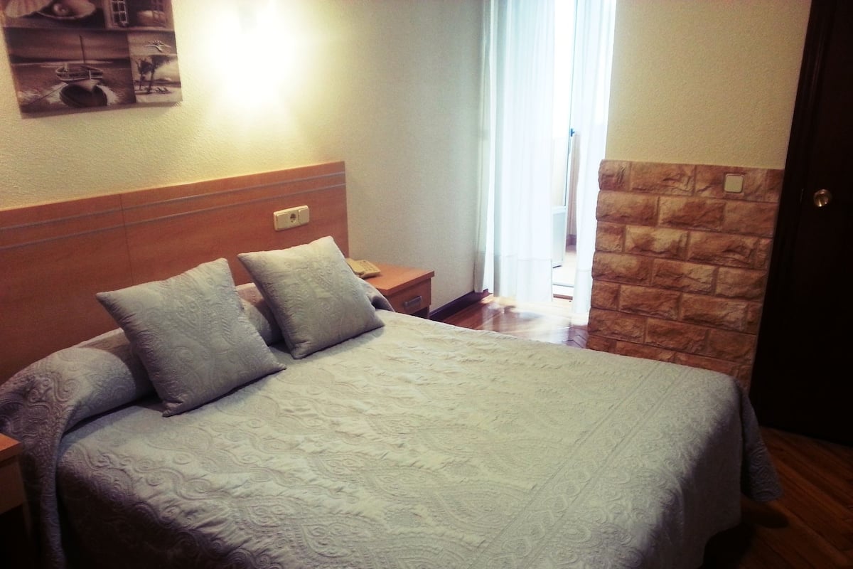 Habitación doble | Escritorio, tabla de planchar con plancha, wifi gratis y ropa de cama