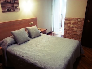 Double Room | Desk, iron/ironing board, free WiFi, bed sheets - Hostal Avenida (Madrid)