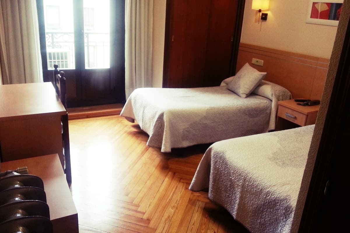 Habitación estándar, 2 camas individuales | Escritorio, tabla de planchar con plancha, wifi gratis y ropa de cama