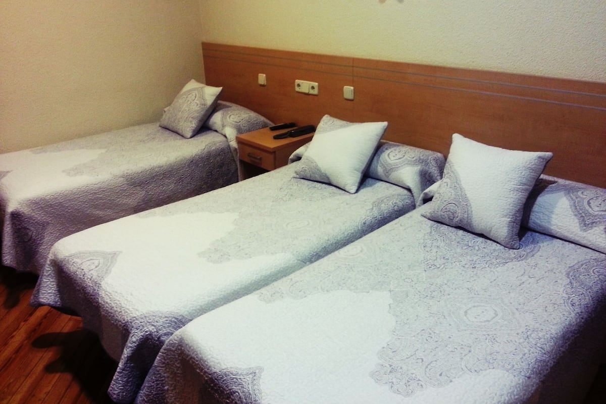 Habitación doble (with Extra Bed) | Escritorio, tabla de planchar con plancha, wifi gratis y ropa de cama