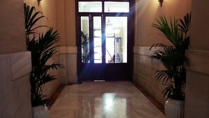 Interior entrance - Hostal Avenida (Madrid)