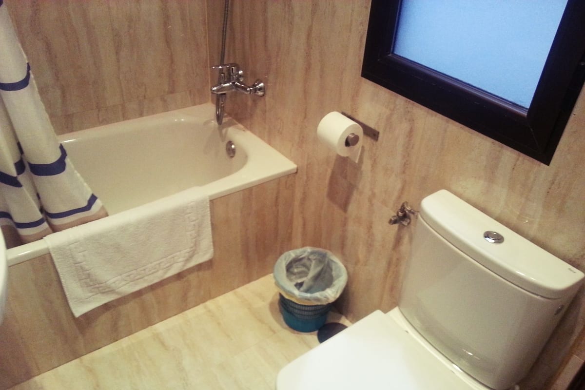 Tina, amenidades de baño gratuitas, secadora de cabello, toallas