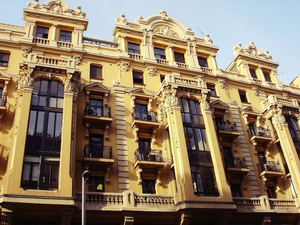 Front of property - Hostal Avenida (Madrid)