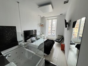 Egyptian cotton sheets, Select Comfort beds, desk, soundproofing - Hostal Santo Domingo (Madrid)