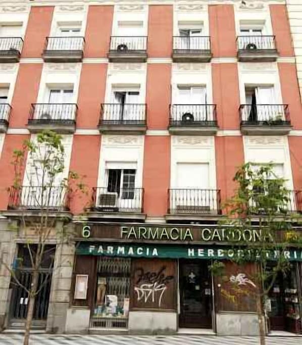 Un edificio de varios pisos con balcones y una fachada que muestra el rótulo 