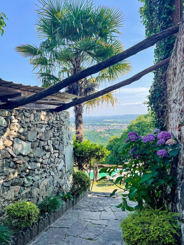 室外游泳池,10:00 至 19:00 开放,池畔遮阳伞,日光浴躺椅