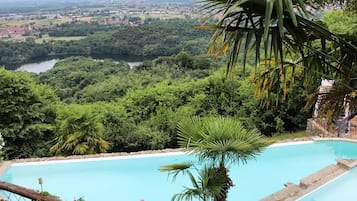 Piscina all'aperto, ombrelloni da piscina, lettini