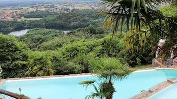 Piscine extérieure, parasols de plage, chaises longues