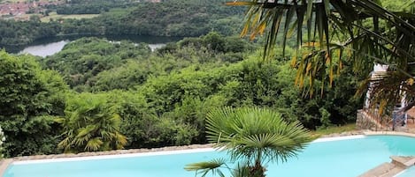 Piscina all'aperto, ombrelloni da piscina, lettini