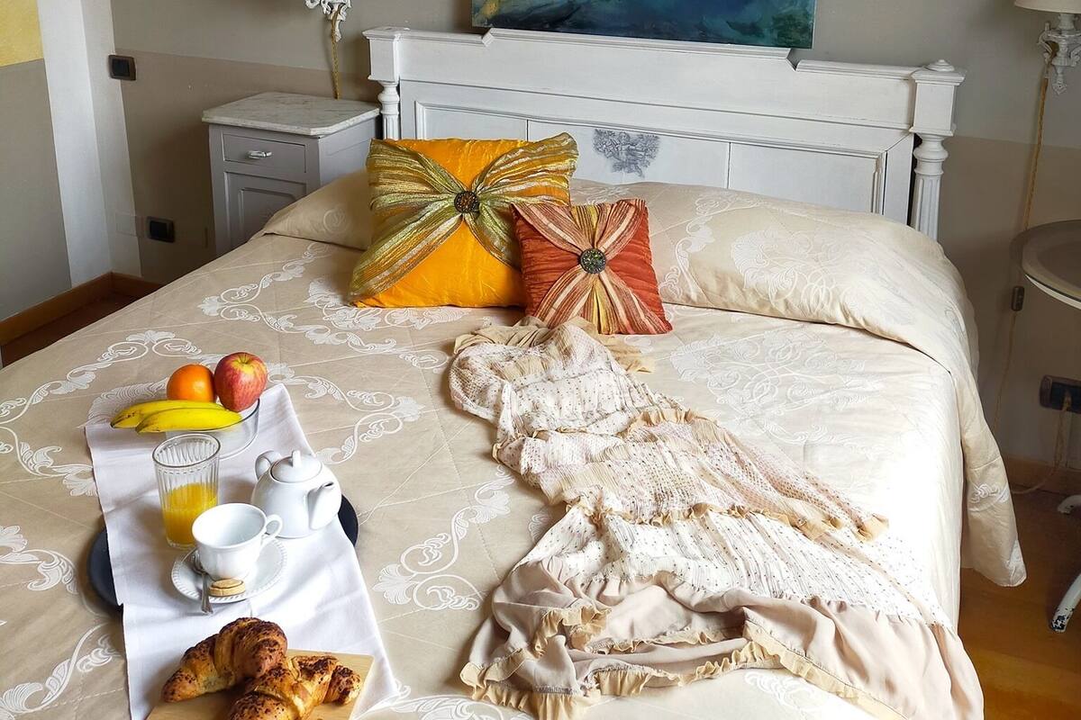 클래식 더블룸 | 책상, 각각 다르게 가구 비치, 침대 시트
