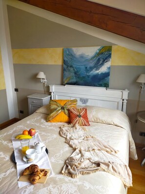 Habitación clásica doble | Mobiliario individual, escritorio, ropa de cama