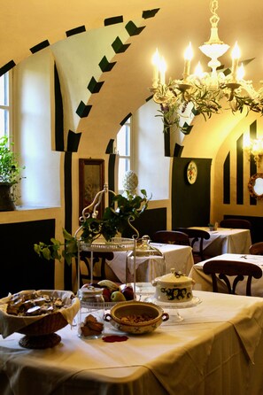 每日供应自助式早餐(需付费)