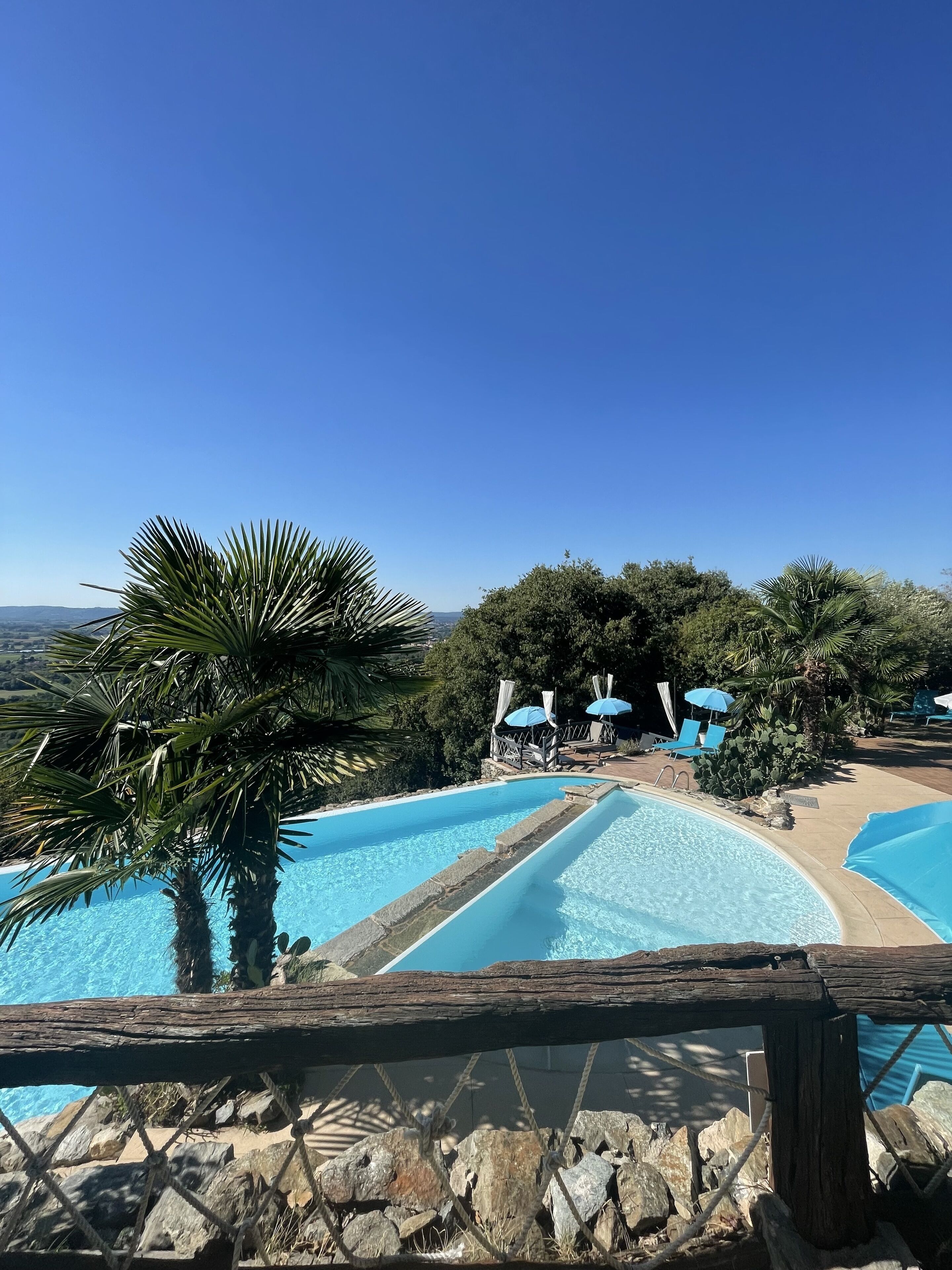 Piscine extérieure, parasols de plage, chaises longues