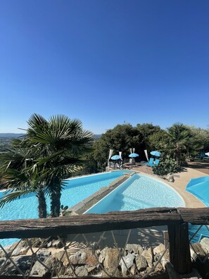 室外游泳池,10:00 至 19:00 开放,池畔遮阳伞,日光浴躺椅