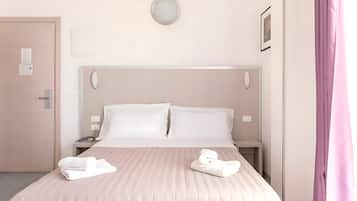 Hochwertige Bettwaren, Daunenbettdecken, Zimmersafe, Schreibtisch