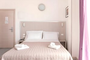 Premium bedding, down comforters, in-room safe, desk - Hotel Villa Argia (Rimini)