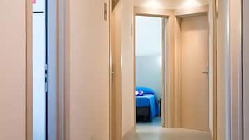 Standardzimmer | Hochwertige Bettwaren, Daunenbettdecken, Zimmersafe, Schreibtisch