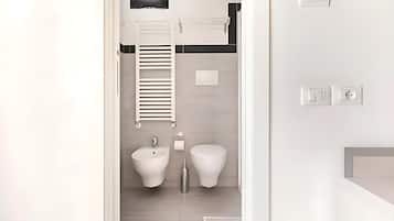 Dusche, kostenlose Toilettenartikel, Haartrockner, Bidet