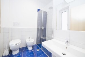 Shower, free toiletries, hair dryer, bidet - Hotel De Rosa (Maiori)