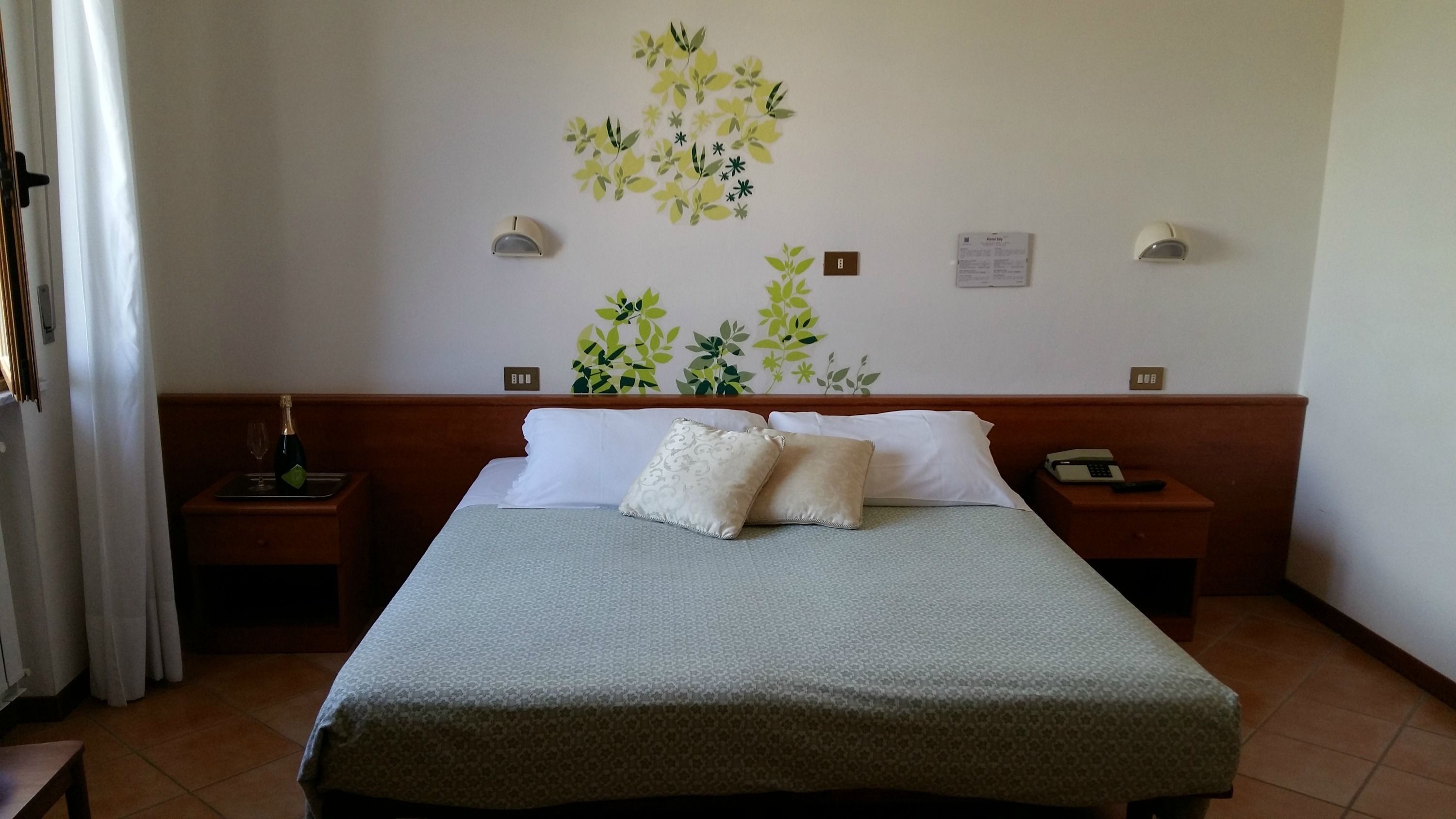 double room | 1 bedroom, minibar, in-room safe, desk