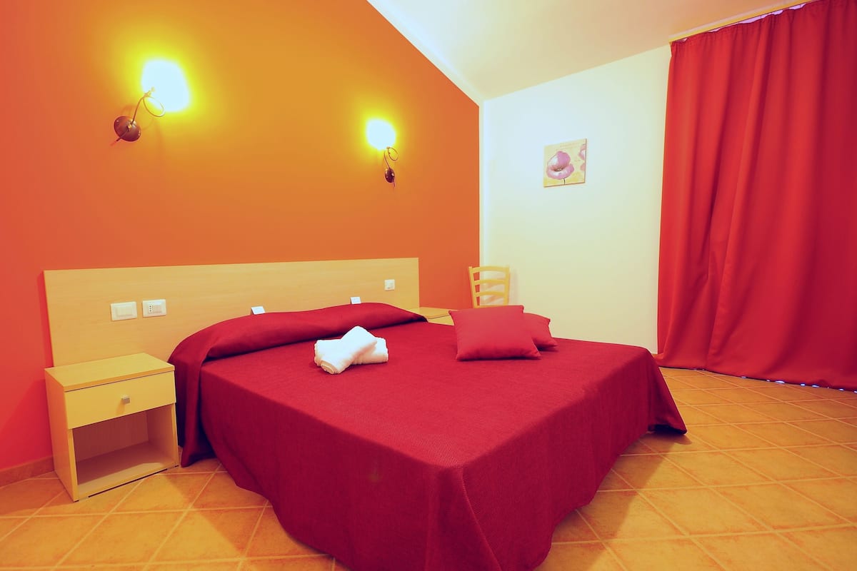 Coffres-forts dans les chambres, bureau, Wi-Fi, draps fournis