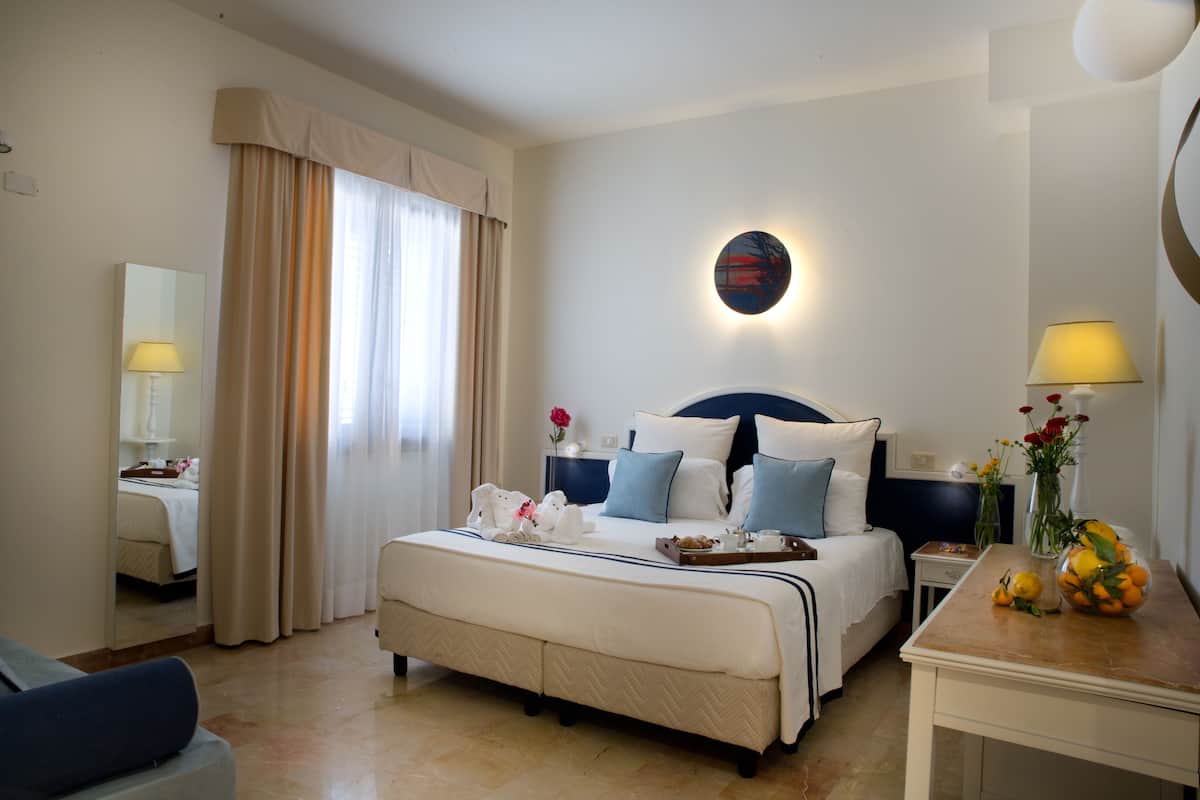 Coffres-forts dans les chambres, bureau, Wi-Fi, draps fournis