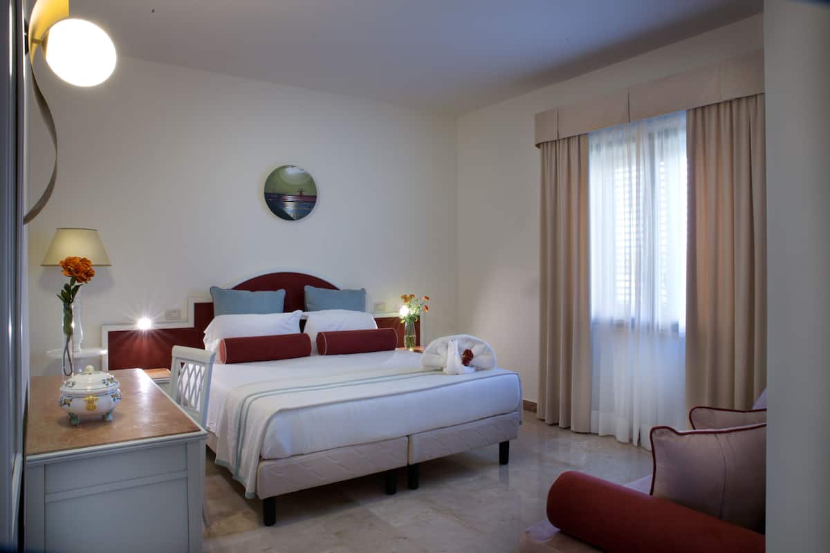 Coffres-forts dans les chambres, bureau, Wi-Fi, draps fournis