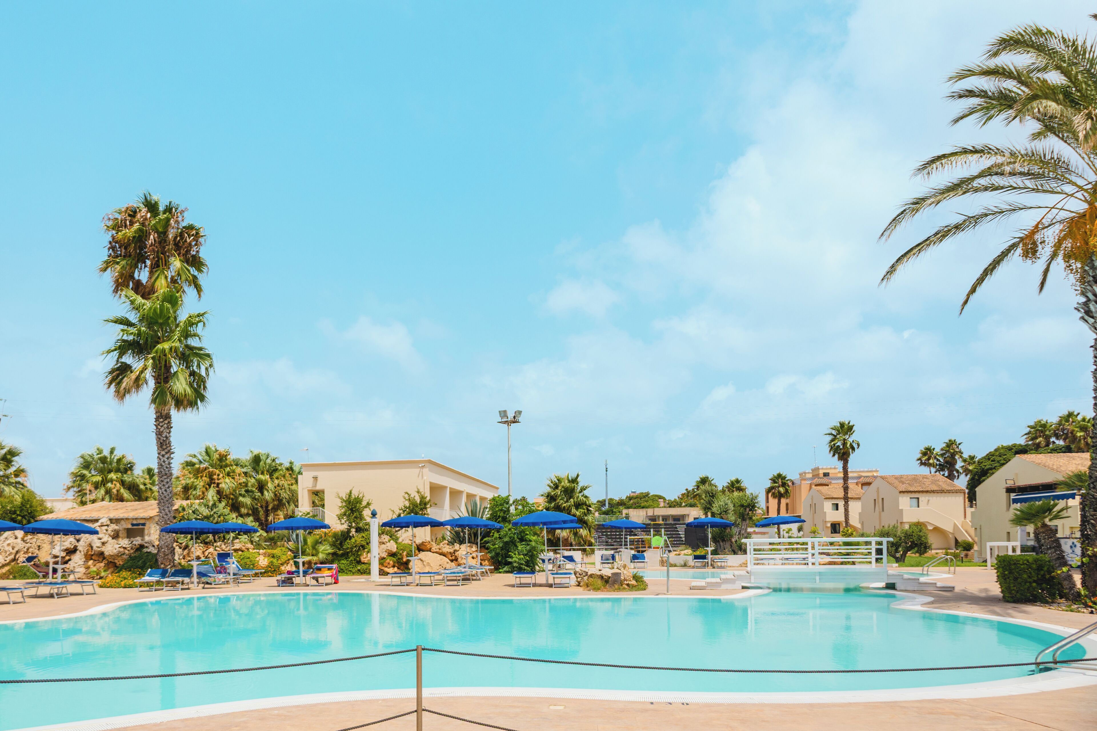 2 piscine all'aperto, ombrelloni da piscina, lettini