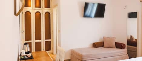 Habitación doble superior | Minibar, caja de seguridad en la habitación y escritorio