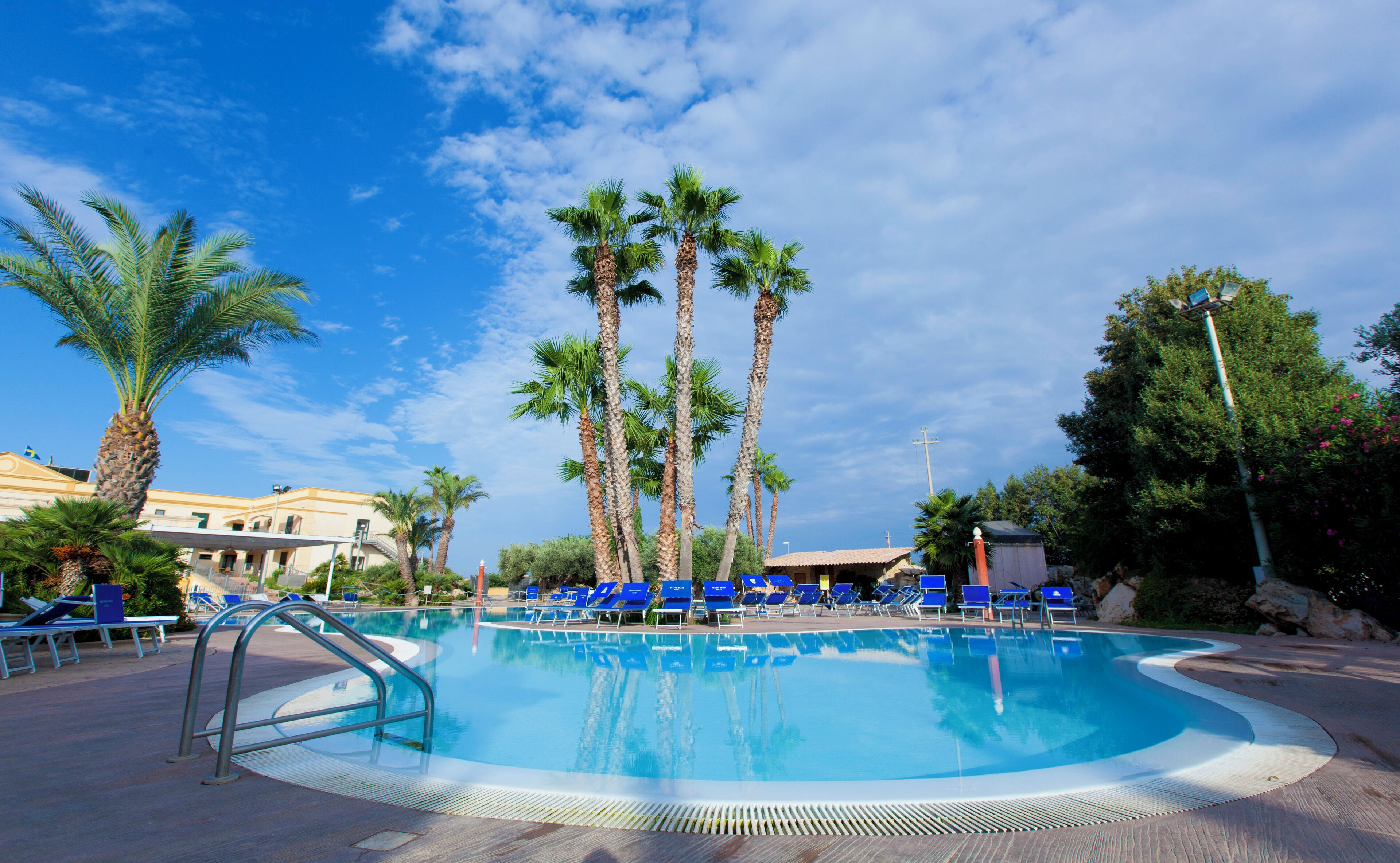 2 piscinas al aire libre, sombrillas, tumbonas