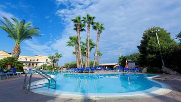2 piscinas al aire libre, sombrillas, tumbonas