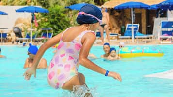 2 piscine all'aperto, ombrelloni da piscina, lettini
