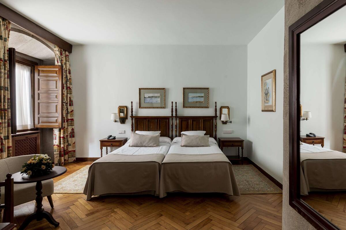 Minibar, in-room safe, WiFi (free), bed sheets