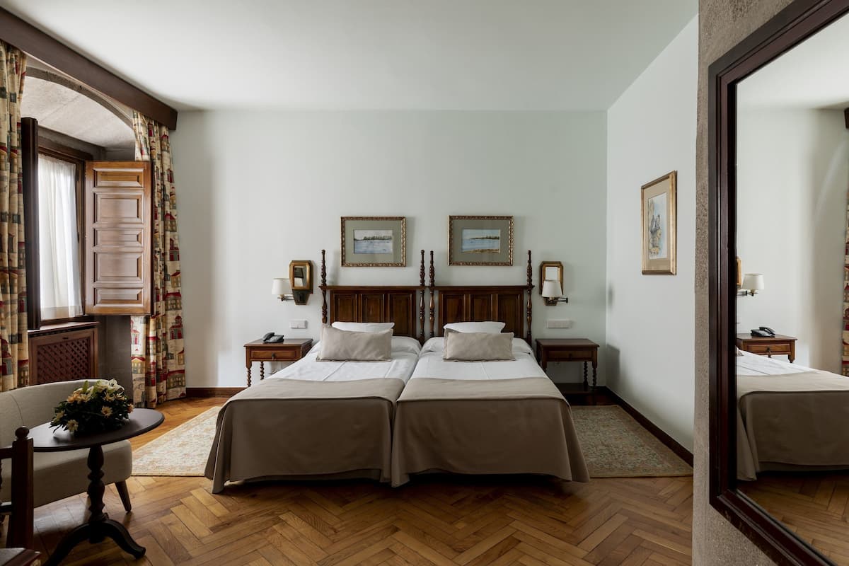 Minibar, in-room safe, WiFi (free), bed sheets