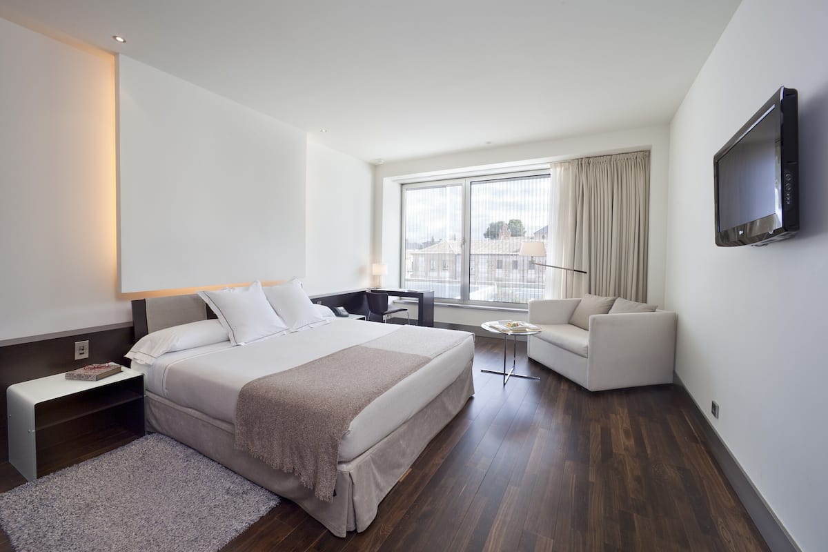 Literie hypoallergénique, minibar, coffres-forts dans les chambres