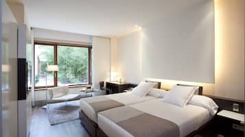 Ropa de cama hipoalergénica, minibar, caja fuerte y escritorio