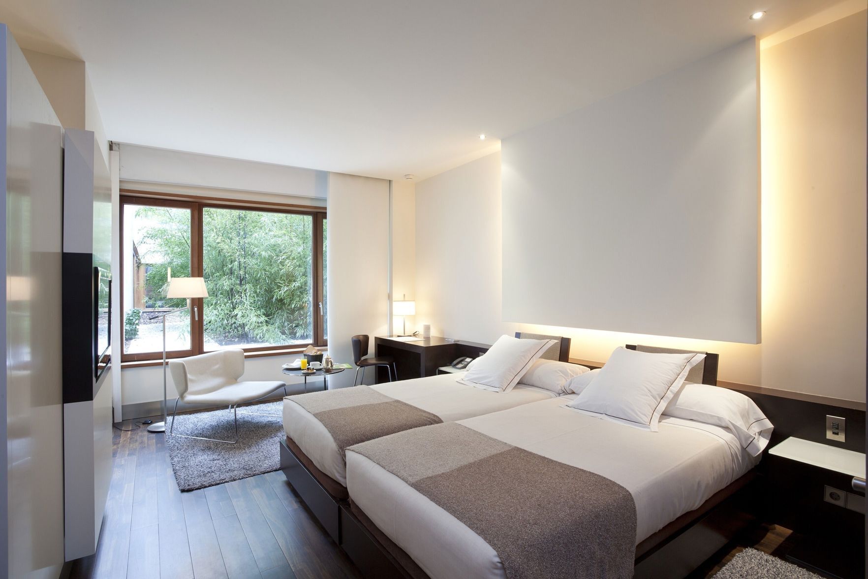 Literie hypoallergénique, minibar, coffres-forts dans les chambres