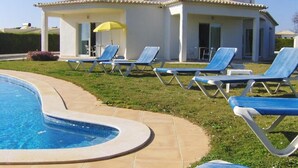 A poolside area with lounge chairs and a swimming pool. - Porto Mós Residence (Lagos)
