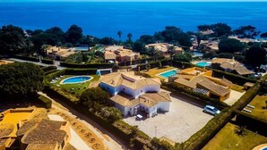 An aerial view of a coastal resort with multiple villas, swimming pools, and a central courtyard. - Porto Mós Residence (Lagos)