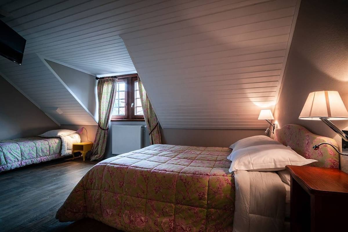 triple room | in-room safe, individually decorated, individually furnished, desk