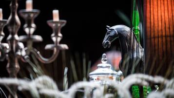 Eine dekorative Skulptur eines Pferdekopfes in einem Raum mit dunklem Hintergrund.